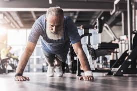 Die einfachsten übungen für dich als anfänger! Bauch Weg Training Manner Ab 50 Tipps Und Ubungen Fur Gewichtsverlust
