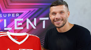 Jan 17, 2015 · lukas podolski is a famous german football player who is currently playing in the italian club internazionale, on loan from english club side arsenal, and in the germany national football team as a forward wearing jersey number 11. Pfe1 Llwu6lz M
