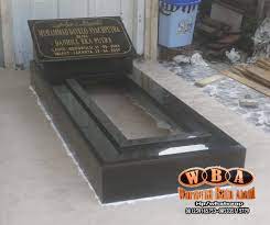 Kijingan ini cukup berbeda dari biasanya karena ukurannya yang besar yaitu dengan panjang 180 cm lebar 80 cm dan tinggi 1 meter. Corak Makam Granit Tulungagung Model Makam Batu Granit Contoh Kijing Makam Granit Bentuk Kijing Granit Terbaru