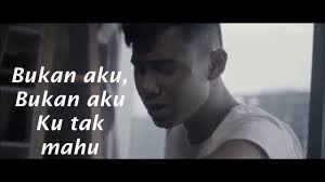 Kini maafkanlah aku bila kumenjadi bisu kepada dirimu bukan santun kuterbungkam hanya hati kuberbatas tuk mengerti kamu maafkanlah aku. Adzrin Bukan Yang Terbaik Lirik Lagu Youtube