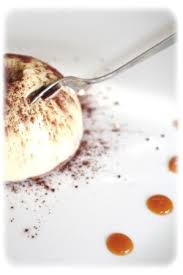 Dome De Mousse Au Chocolat Au Coeur Coulant De Caramel Sur Son Croustillant Pralinoise Confessions D Une Gourmande Croustillant Pralinoise Mousse Au Chocolat Recettes De Cuisine