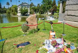 On thursday, more than two years after reynolds died at the age of 82 in a jupiter, florida hospital, family and friends gathered for a small private zoom ceremony as the actor's ashes were placed in a lakeside grave at the hollywood forever cemetery in los angeles, the associated press reported. Hollywood Forever Cemetery Review Tips Travel Caffeine