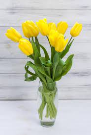 Bouquet Of Yellow Tulips In A Vase On A White Wooden Board Background Sponsored Tulips Vase Bouquet Tulips In Vase Yellow Tulips Tulips Arrangement