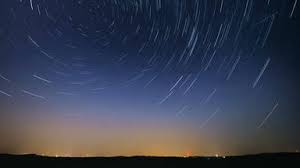 Estas estrellas no son más que pequeños restos de roca dejados por un cometa, que ingresan a la atmósfera de la tierra a velocidades extremadamente altas. Cual Es El Mejor Dia Para Ver La Lluvia De Perseidas 2020 O Lagrimas De San Lorenzo Trending Topic Cadena 100