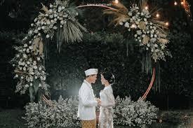 Dekorasi pernikahan tradisional biasanya memakai benda yang melambangkan adat dan tradisi bali. 7 Tren Dekorasi Pernikahan 2019 Inspirasi Pernikahanmu