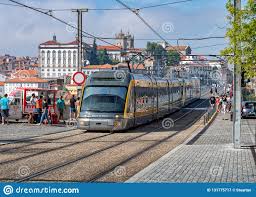 Calçada da serra nº85, vila nova de gaia, portugal. Porto Metro Zug Der Dom Luis 1 Brucke Vila Nova De Gaia Portugal Kreuzt Redaktionelles Stockfotografie Bild Von Eisen Tourismus 131775717