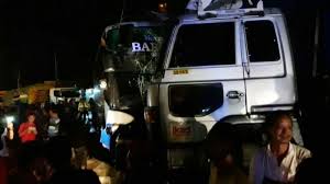 Hira adya naranata (hira express) yang beralamat di semarang, merupakan perusahaan yang bergerak di bidang ekspedisi yang berkembang. Breaking News Kecelakaan Di Jalan Kaligawe Semarang Truk Tabrak Bus Bikin Macet Tribun Jateng
