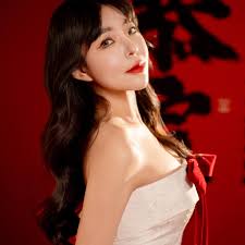 梁朝偉和劉嘉玲年輕時到迪士尼約會的照片真的太可愛了！！ 照片中的兩人戴著米奇、米妮的帽帽♡ 真的好閃好甜～ 圖片來源：微博／追夢人梁朝偉影迷會-