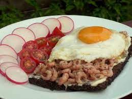 Busumer Nordseekrabben Auf Schwarzbrot Mit Spiegelei Nordseekrabben Rezepte Lebensmittel Essen