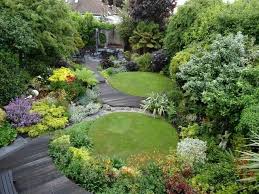 I Love The Circular Lawns Mixed Surfaces And The Green And Grey Palette Lots Of Height Depth And Interest Sadovye Idei Idei Ozeleneniya Sadovye Bordyury