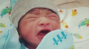 Untuk bayi di bawah usia 6 bulan minta pengasuh untuk mengelakkan memberi bayi minum susu setiap kali dia 'berbunyi', sebaliknya tukar lampinnya (jika basah), angkatnya (jika bayi. Putri Evi Masamba Minum Susu Formula Di Usia 3 Bulan Apa Aturannya