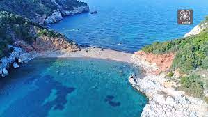 It is separated from boeotia in mainland greece by th. Eyboia H Diplh Paralia Katafygio Twn Erwteymenwn