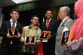 تونكو عبدالرحمن ڤوترا الحاج ابن المرحوم سلطان عبدالحميد حاليم شاه‎; Graduan Usim Terima Pingat Kecemerlangan Tunku Abdul Rahman Usim Universiti Sains Islam Malaysia