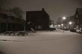Rijkswaterstaat adviseert weggebruikers om extra alert te zijn vanwege de mogelijke gladheid. Sneeuwfront Op Komst Knmi Geeft Code Geel Af Oog Radio En Televisie