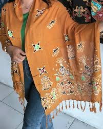 Hola wal ! 🧡 Selendang Dayak dihiasi motif batang garing dan sentuhan tumbuhan kantong semar yang mengagumkan. Menyatu dengan keindahan alam untuk gaya yang memikat 🌿🌼 #SelendangDayak #bakungshop_