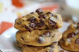 Sono una rivisitazione della classica ricetta dei cookies americani con gocce di cioccolato che in tanti avete. Biscotti Alla Zucca Con Gocce Di Cioccolato