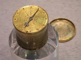 Die erste von huygens konstruierte pendeluhr mit spindelhemmung, die heute im rijksmuseum in leiden aufbewahrt wird, baute der meister salomo coster. Peter Henlein Der Vater Der Taschenuhr Uhrinstinkt Magazin