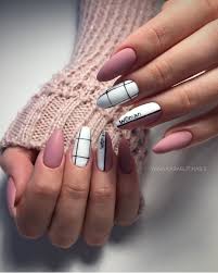Y no solamente se utiliza el clásico esmalte para crear diferentes dibujos y diseños, sino otros elementos como cristales, pedrería, strass, brillos, y un sin fin de pequeños ornamentos que pueden dejar las uñas como pequeñas obras de arte. 28 Ideas De Unas Negras Largas En 2021 Unas De Gel Bonitas Manicura De Unas Unas Acrilicias De Gel