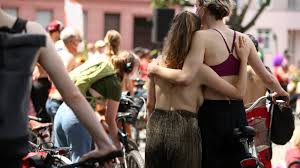 ベルリンの広場に「トップレスの男女」が集まり、抗議デモを起こした理由 | クーリエ・ジャポン