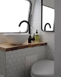 Rachael Virgil On Instagram Almost Done With This Bathroom We Just Added The Frosted Window C Badezimmer Renovieren Dusche Umgestalten Kosten Badezimmer