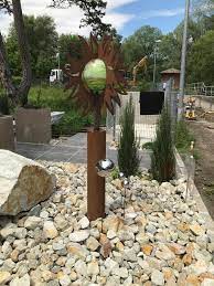 Wandeltreppe betonbalken und steinpflaster gartendeko mit mehrfarbigen steinen. Dekorenzen Dekostadl