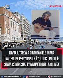 🔴Nella curva del 'muro borbonico' di via Partenope, infatti, Pino Daniele  a 18 anni compose i primi versi di "Napule è"⤵️