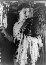 Marlon brando, american motion picture and stage actor known for his visceral, brooding characterizations. Lemo Biografie Marlon Brando