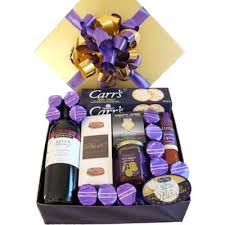Its an online gifts store specializing in gifts for all ages and occasions. Gourmet Luxury Gift Hamper Gift Send New Year Gifts Online Ip1116988 Igp Com