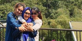 Dia minta 5 m, gue lagi nabung. Tangan Ibunda Ayu Ting Ting Jadi Sorotan Kenapa Dream Co Id