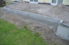 Vorbereitung Der Terrasse Recycling Bord Setzen In 2020 Terrassenbau Terrasse Anlegen Garten Terrasse