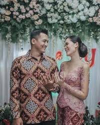 Allsize info pemesanan sms : 10 Ide Busana Lamaran Kompak Sama Pasangan Tanpa Harus 100 Persis Kembaran Tetap Kece Kan
