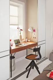 Praktische Idee Fur Kleine Raume Schreibtisch Am Fenster Weisse Vase Mit Nelken Weiss Arbeitszimmer Einrichten Schreibtische Fur Kleine Raume Kleine Heimburos