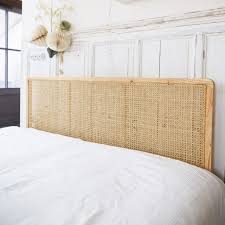 Il tavolo in quercia sbiancata utah, con una base realizzata con tubi innocenti e ruote, spicca il lampadario in rattan intrecciato della linea. Testiera Letto Rattan