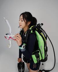 スキューバ装備の女性ダイバー woman scuba diver スキューバ ダイバー スキューバダイビング