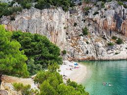 Croacia cuenta con una costa de agua cristalina y paisajes intactos. Las 10 Mejores Playas De Croacia Thinkin Tourism