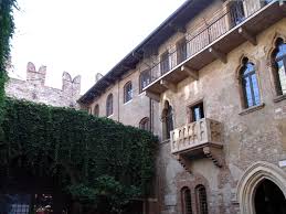 Nach dem drama von shakespeare wurde ein gebäude nahe der piazza erbe ganz besonders in den mittelpunkt der jh., das einst der familie dal cappello gehörte, befindet sich der balkon von julia. Verona Besonderheiten Veranstaltungen Stadte Verona Goruma
