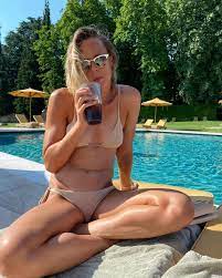 Federica Pellegrini prende il sole in piscina