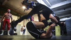 El ring y sus titanes cuenta los encuentros de lucha que tienen lugar a 4000 metros entre las ciudades de la paz y el alto, en el altiplano cholitas, hombres, enanos, supereroes y monstruos se vuelven protagonistas en el ring y reflejan, en un show surrealista de unos minutos, una realidad. Titanes En El Ring Infobae