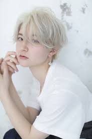 ハンサムショート ショートヘア カジュアル シンプル 髪色 髪型 2019 トレンド トレンドヘアスタイル シルエット ひし形 小顔 ハイライトカラー 外国人風 ホワイト アッシュ ハイトーン ハンサムショート ショートのヘアスタイル トレンドヘアスタイル
