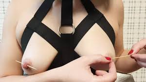 突き刺した乳首いじり～挿入爪楊枝責め～