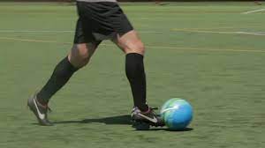 Dalam melakukan closed dribbling, bola tidak boleh berada pada jarak lebih dari 1 meter. Cara Melatih Keterampilan Menggiring Bola Dengan Baik 13 Langkah