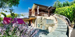 Ferienhaus Chalet Del Colle Bei Camaiore 4 Personen Helle Und Freundliche Einrichtung Eingezaunter Garten Mit Pool Panorama Ferienhaus Ferien Ferienanlage