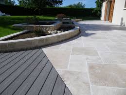 Dallage Travertin Aurore Pierre Calcaire Vieillie Avec Des Reflets Beige Finition Vieillie Travertin Terrasse Dallage Terrasse Carrelage Terrasse Exterieur