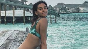 Elliot page juno trailer | he shared his truth tuesday morning, saying he's finally loving himself elliot says folks in the trans community inspired him to come out, and he's pledging to support them and try and make our society more loving and equal. Shibani Dandekar Looks Sexy In Throwback Photo Wearing Bikini During Maldives Vacay