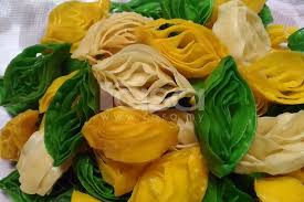 Traditional homemade honeycomb cookie (kuih loyang, rosette cookies) | mykitchen101en. Resepi Kuih Loyang Pedas Rangup