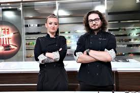 Chefi la cutite is a romanian cooking show, which was first broadcast on march 07 2016, by the antena 1 television channel. Finala Chefi La CuÈ›ite 2020 Ce Echipe È™i Au Ales Roxana Blenche Maria È™andru È™i IonuÈ› Belei Antena 1