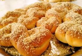 În ziua mucenicilor, în credinţa populară, se deschid mormintele şi porţile raiului, iar gospodinele fac, în cinstea sfinţilor mucenici 40 de colaci numiţi sfinţi, mucenici sau brădoşi. Cea Mai BunÄƒ ReÈ›etÄƒ De Mucenici MoldoveneÈ™ti De Post