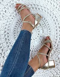 De plus, ce design à brides croisées stylisera votre pied. Soldes Sandales A Brides En Stock