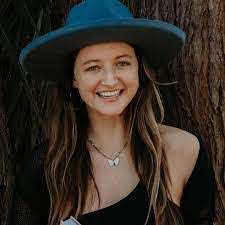 Amy Loehr's Instagram, Twitter & Facebook