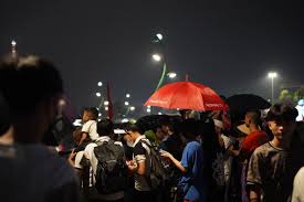 Ngàn người đội mưa xem pháo hoa hình ...